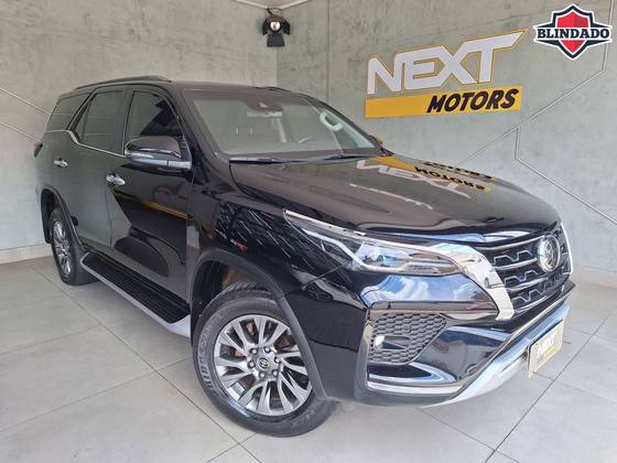 TOYOTA HILUX SW4 2.8 D-4D TURBO DIESEL SRX 7L 4X4 AUTOMÁTICO